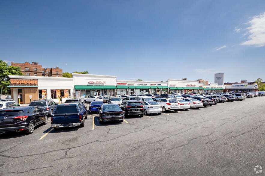 More Photos Of 7009-7063 Parsons Blvd, Fresh Meadows General Retail For Lease