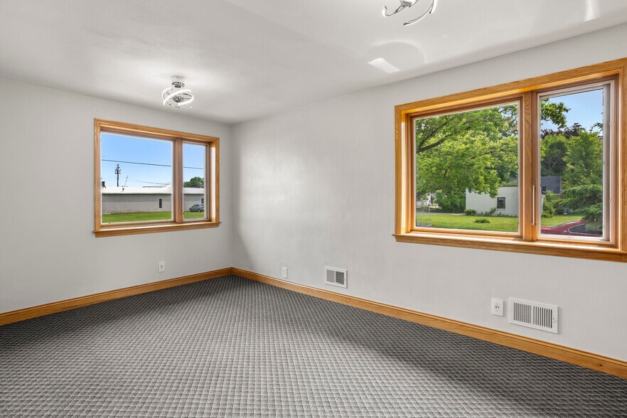 More Photos Of 400 S Linwood Ave, Appleton Office For Sale