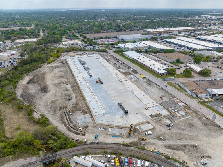 More Photos Of 2801 Wood Dr, Garland Distribution For Lease