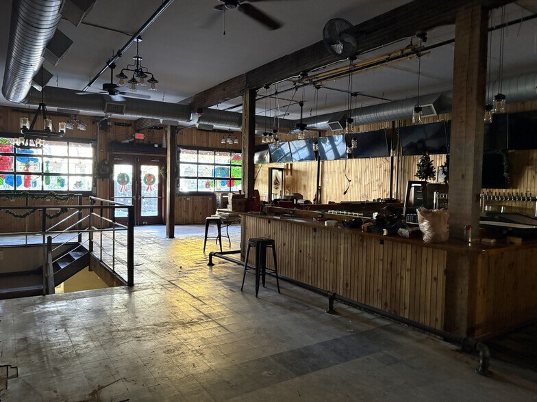 More Photos Of 944 Elm St, Manchester Storefront Retail Office For Lease