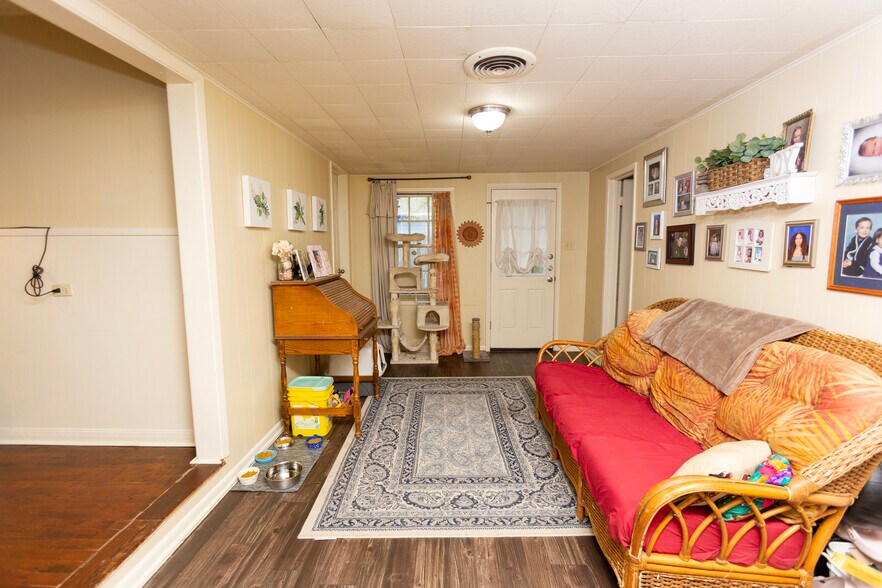 More Photos Of 415 N Main St, Belton General Retail For Sale