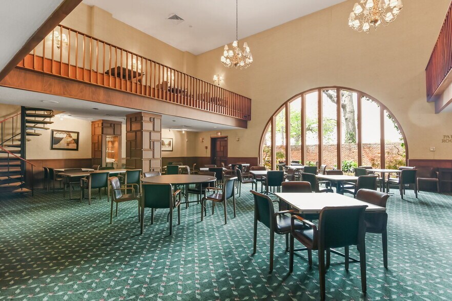 More Photos Of 227 E Adams St, Springfield Flex For Sale