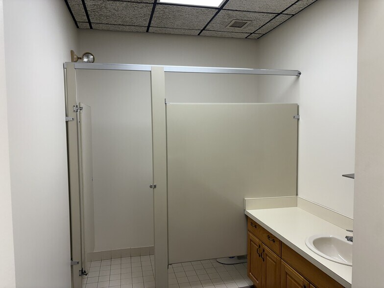 More Photos Of 117 Londonderry Tpke, Hooksett Flex For Lease