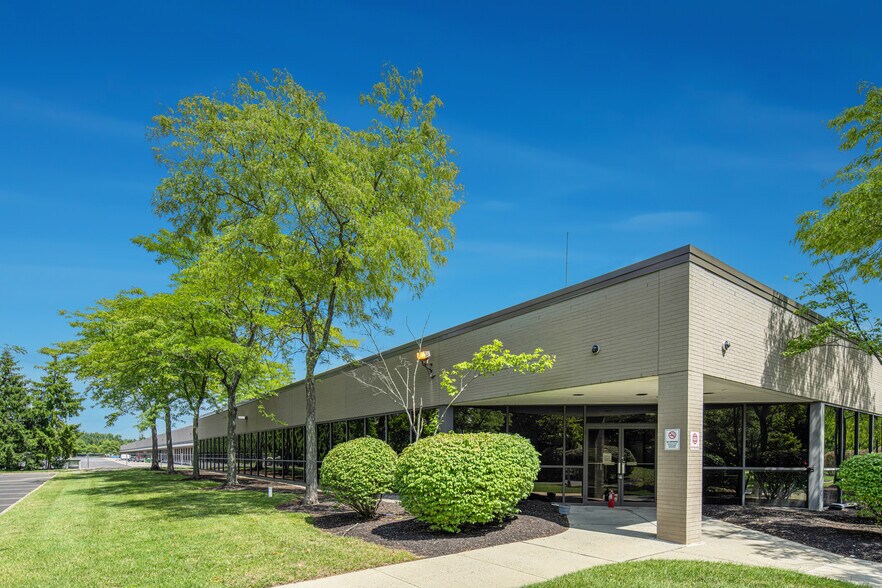 More Photos Of 400 Cabot Dr, Hamilton Distribution For Lease