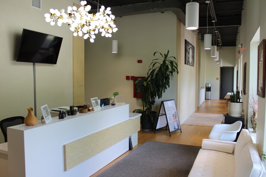 More Photos Of 607 W Jericho Tpke, Huntington General Retail For Lease