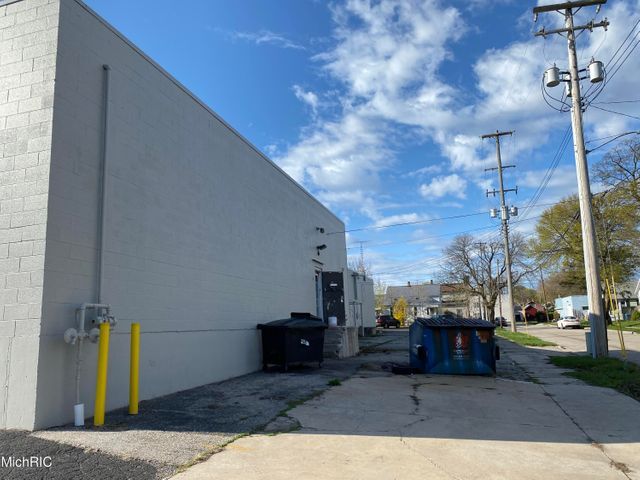 More Photos Of 113 Cypress St, Manistee Freestanding For Lease