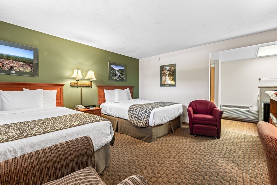 More Photos Of 310 S McCune St, Pilot Knob Hotel For Sale