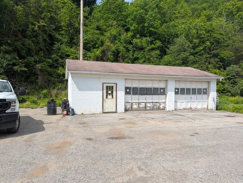 More Photos Of 14367 Lincoln Hwy, Everett General Retail For Sale