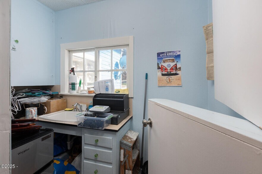 More Photos Of 205 SW Highway 101, Waldport Storefront For Sale