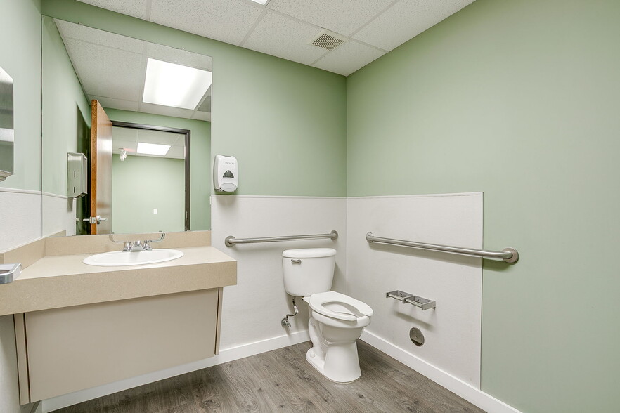 More Photos Of 1340 S main St, Grapevine Office For Lease