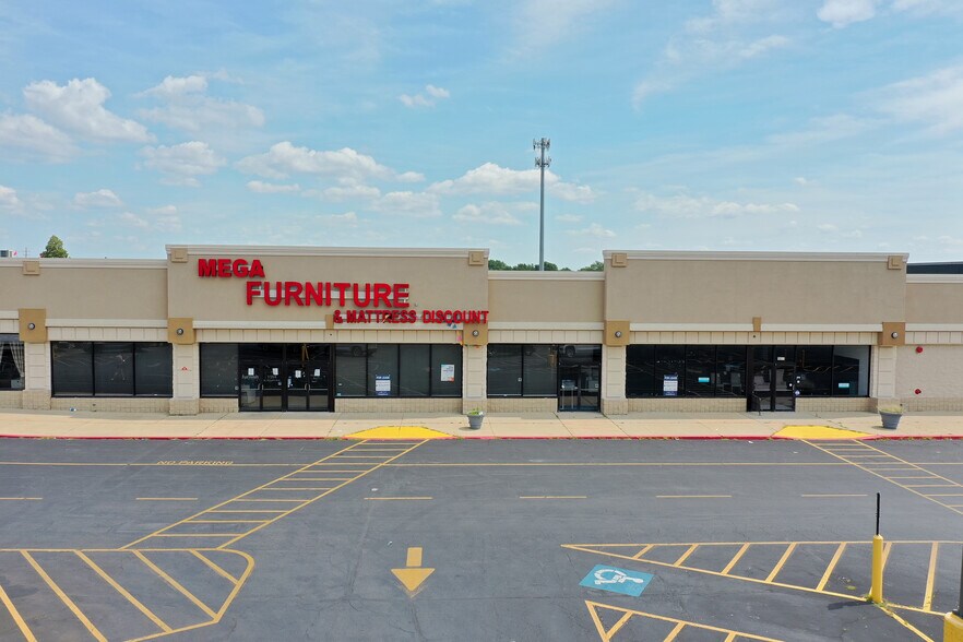 Primary Photo Of 1194 N Kinzie Ave, Bradley General Retail For Lease
