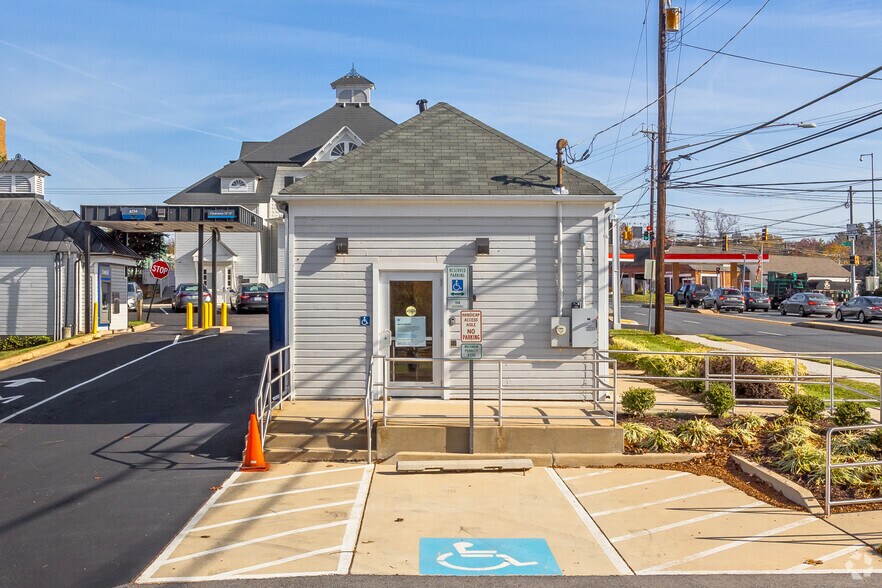 More Photos Of 9822 Falls Rd, Potomac Bank For Lease