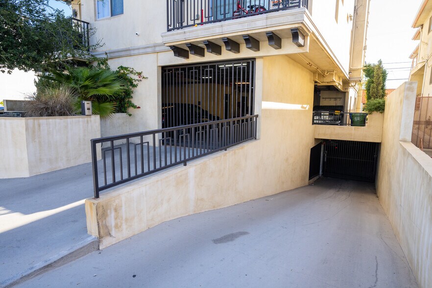 More Photos Of 8520 Whitworth Dr, Los Angeles Apartments For Sale