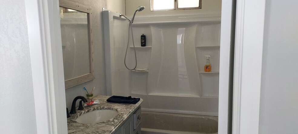 More Photos Of 27564 Highway 119, Taft Specialty For Sale