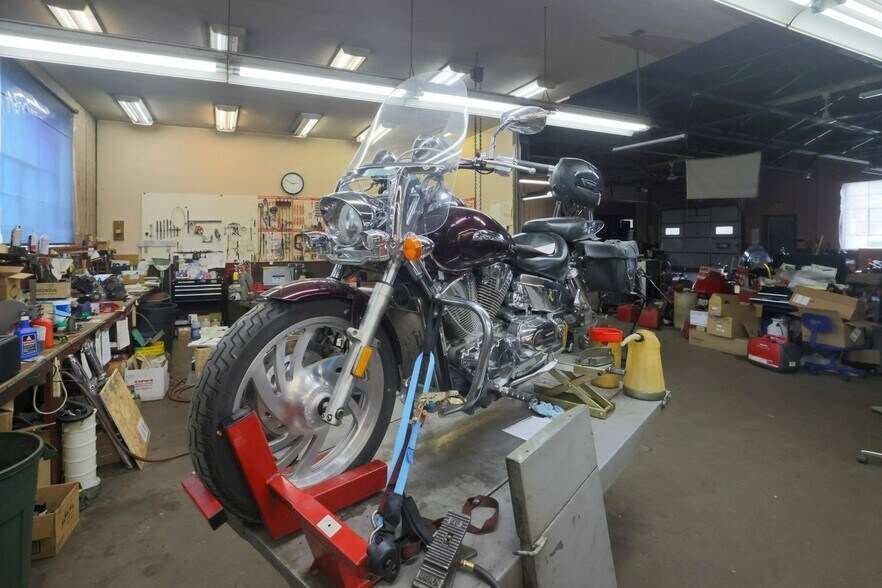 More Photos Of 4215 E Lake St, Minneapolis Freestanding For Sale