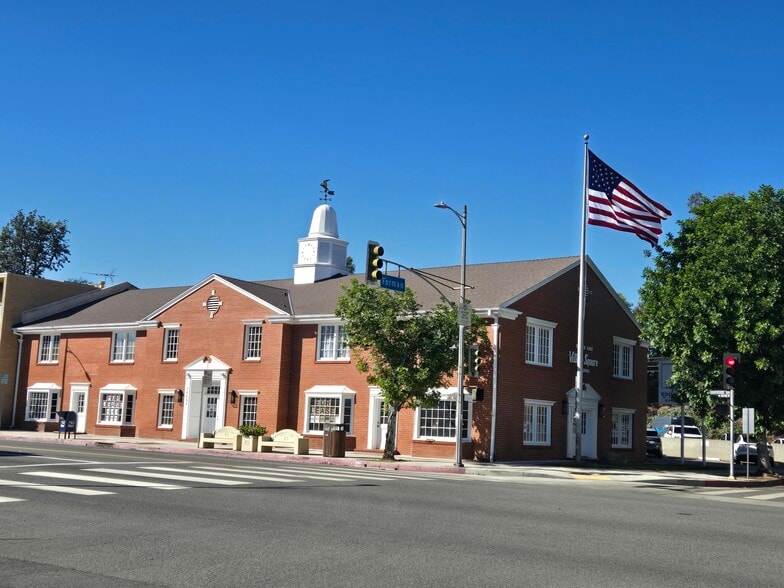 Primary Photo Of 10205 Riverside Dr, Toluca Lake Restaurant For Lease