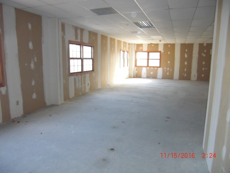 More Photos Of 696 Amity Rd, Bethany General Retail For Lease