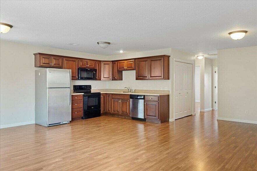More Photos Of 1391 MT Zion Pky, Mount Zion General Retail For Sale