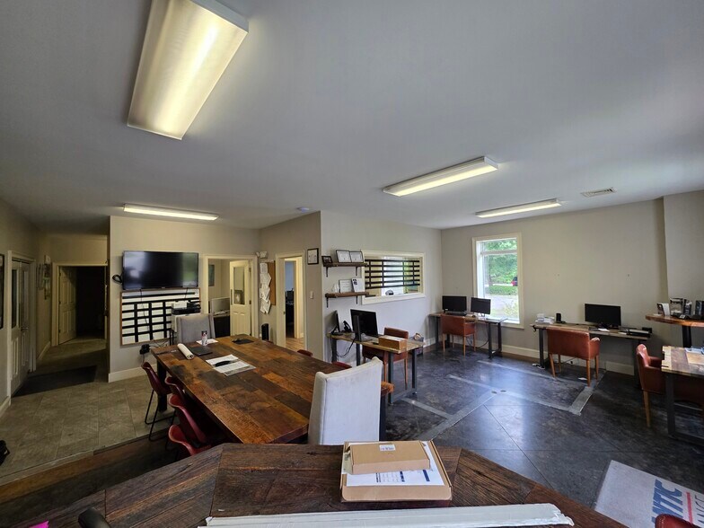 More Photos Of 2050 Old Bailey Rd, Ridgeland Showroom For Lease