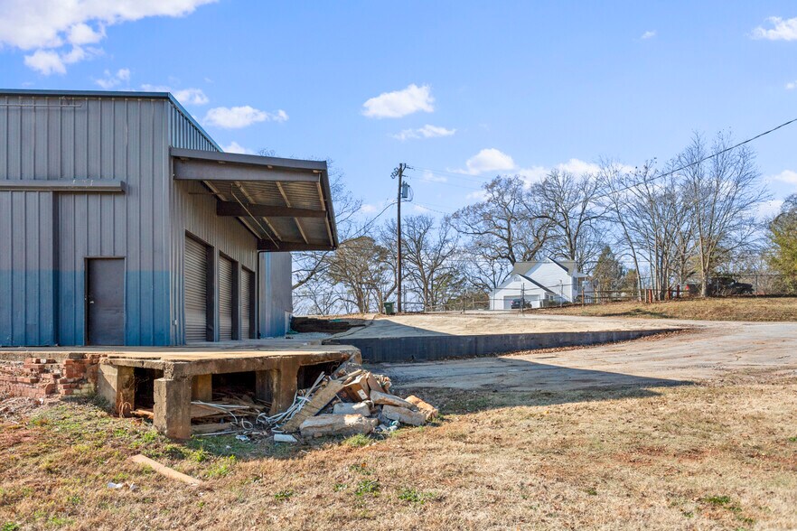 More Photos Of 207 N Kenneth St, Walhalla Warehouse For Lease