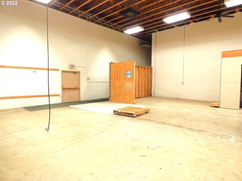 More Photos Of 400 Grant Smith Rd, Roseburg Specialty For Lease
