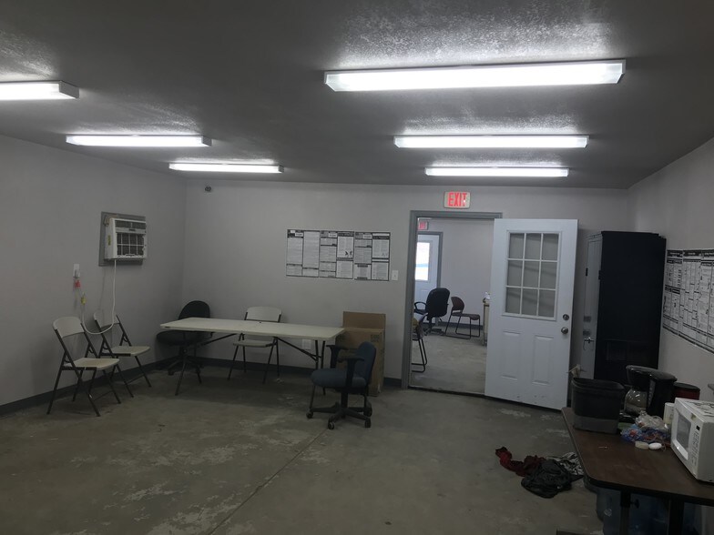 More Photos Of 401 Throckmorton St, McKinney Warehouse For Sale