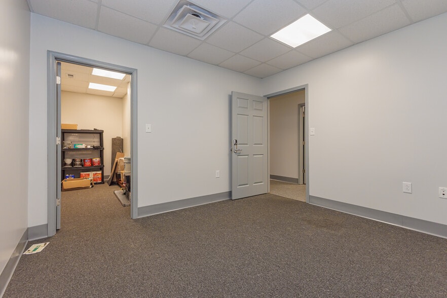 More Photos Of 5513 N Oxford St, Indianapolis Showroom For Lease