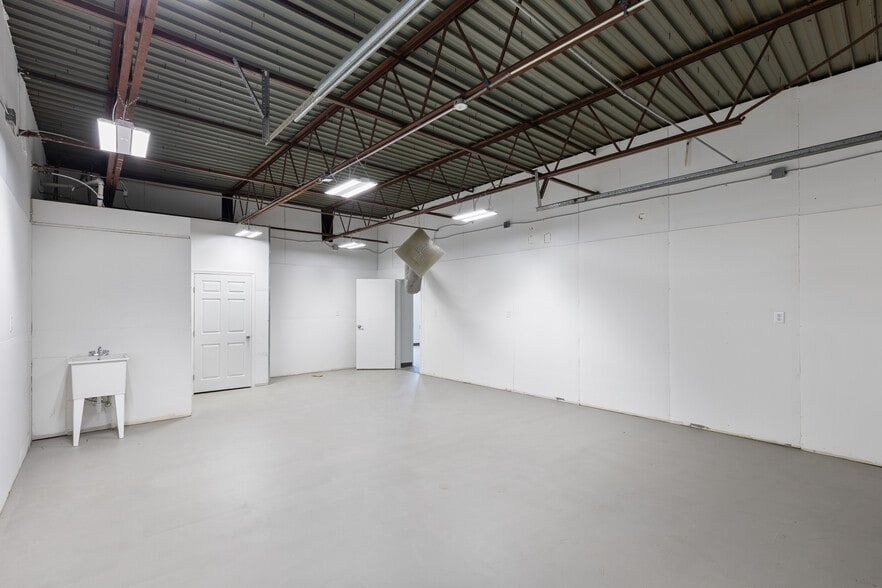 More Photos Of 3201-3207 E Pioneer Pky, Arlington Light Distribution For Lease