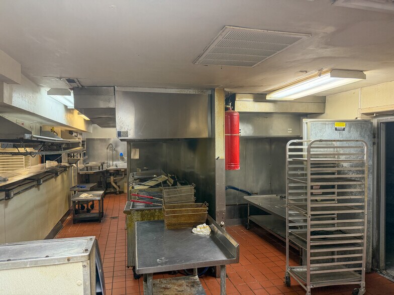 More Photos Of 1100 S 48th Pl, Springdale Restaurant For Lease