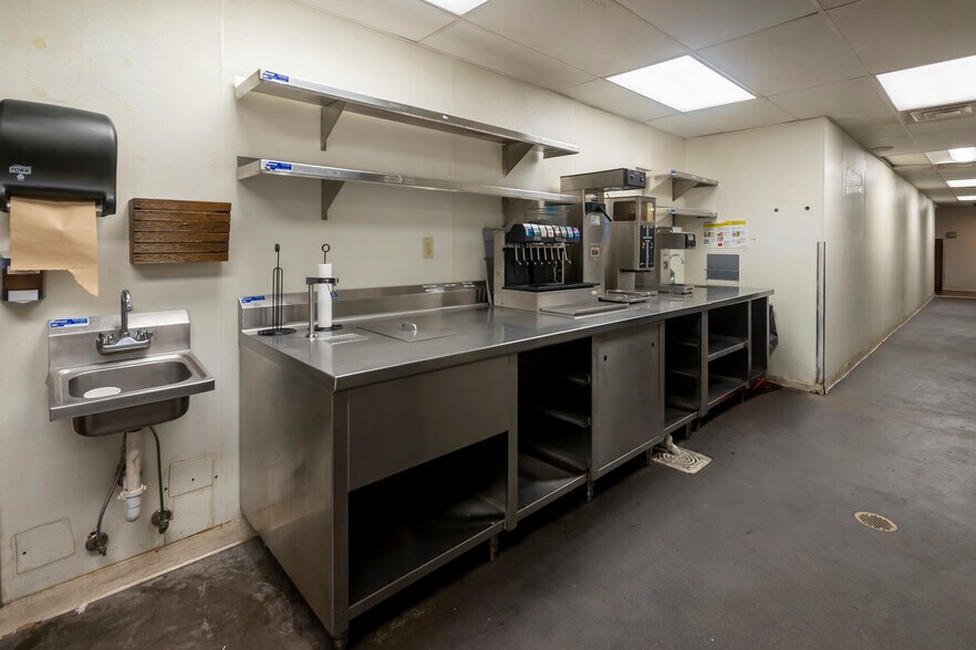 More Photos Of 2700 17th St, Marion General Retail For Sale