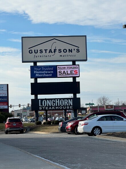 More Photos Of 6663-6669 E State St, Rockford General Retail For Lease