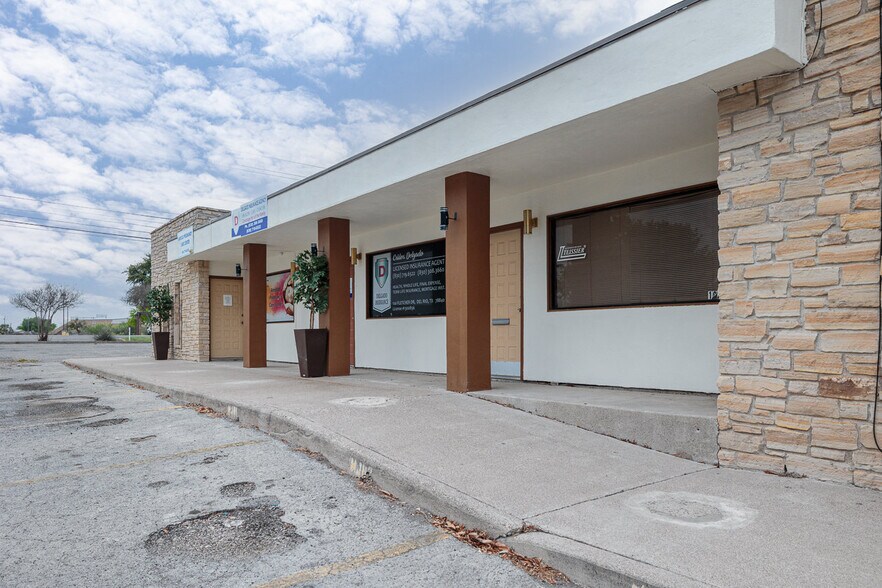 More Photos Of 102 Fletcher Dr, Del Rio General Retail For Sale