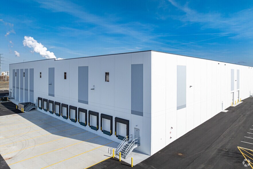 More Photos Of 999 E Edgar Rd, Linden Warehouse For Lease