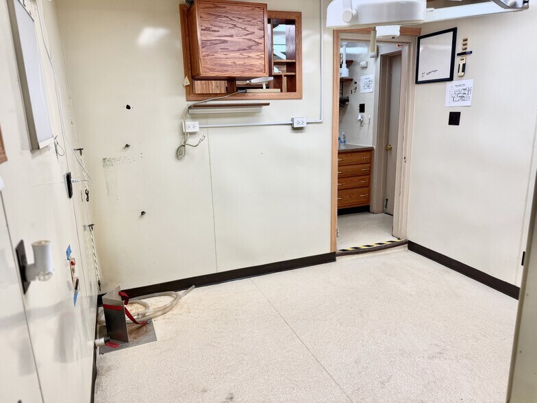 More Photos Of 1107 Lincoln Way E, Massillon Veterinarian Kennel For Sale