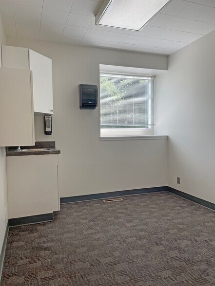 More Photos Of 940-948 NE 102nd Ave, Portland Medical For Sale