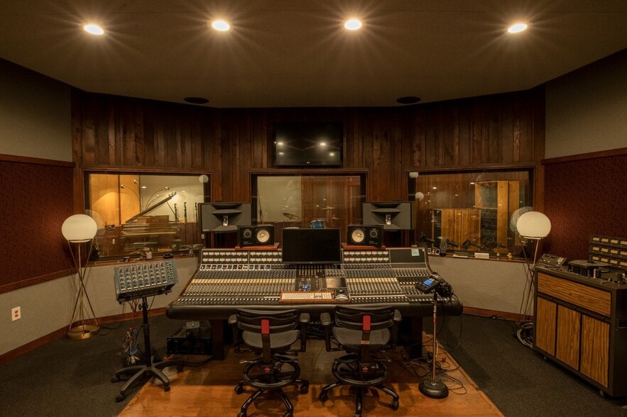 More Photos Of 211 W Avenue 33, Los Angeles Warehouse For Sale