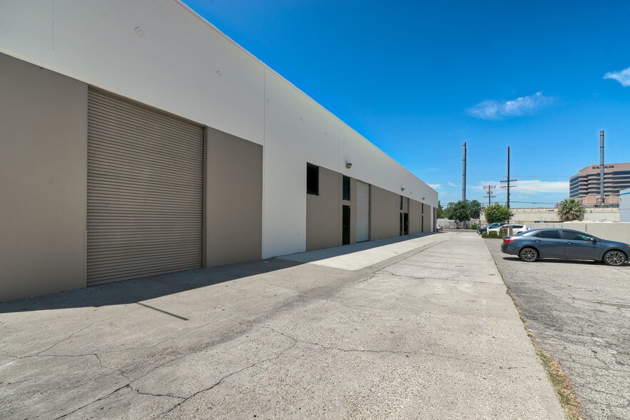 More Photos Of 6400 Variel Ave, Woodland Hills Manufacturing For Lease