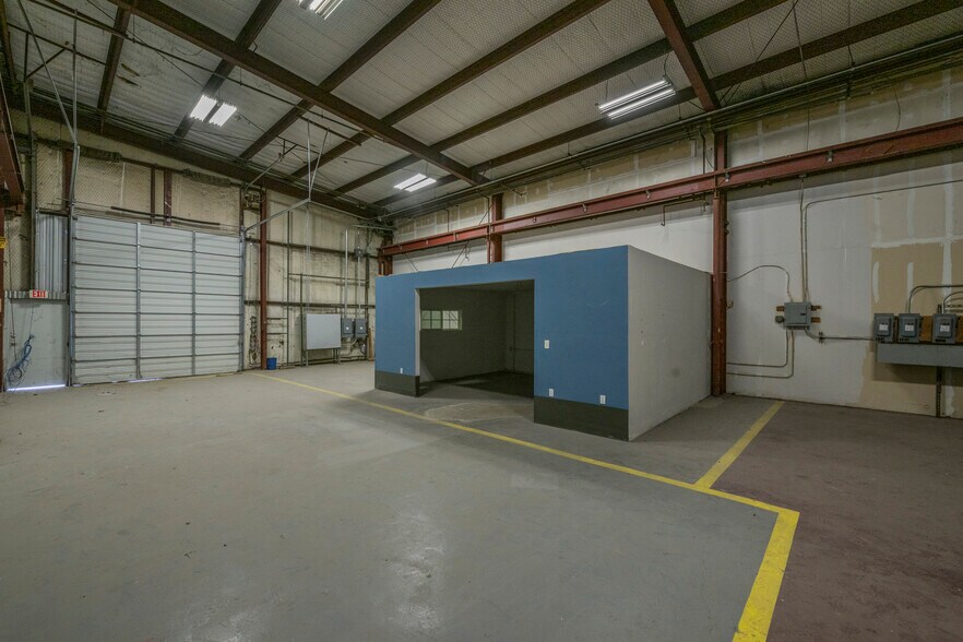 More Photos Of 2833 Roosevelt Ave, San Antonio Warehouse For Sale