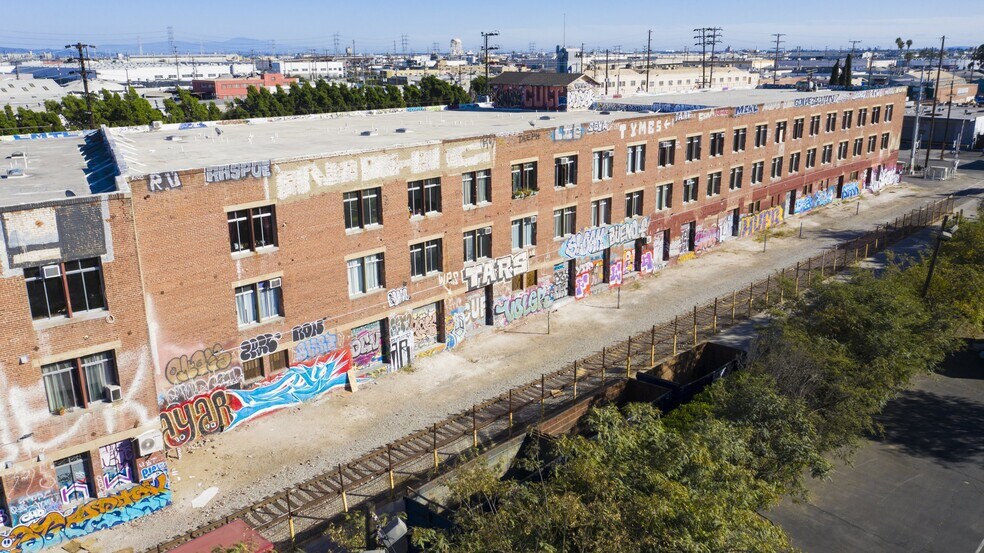 More Photos Of 2079 E 15th St, Los Angeles Flex For Lease