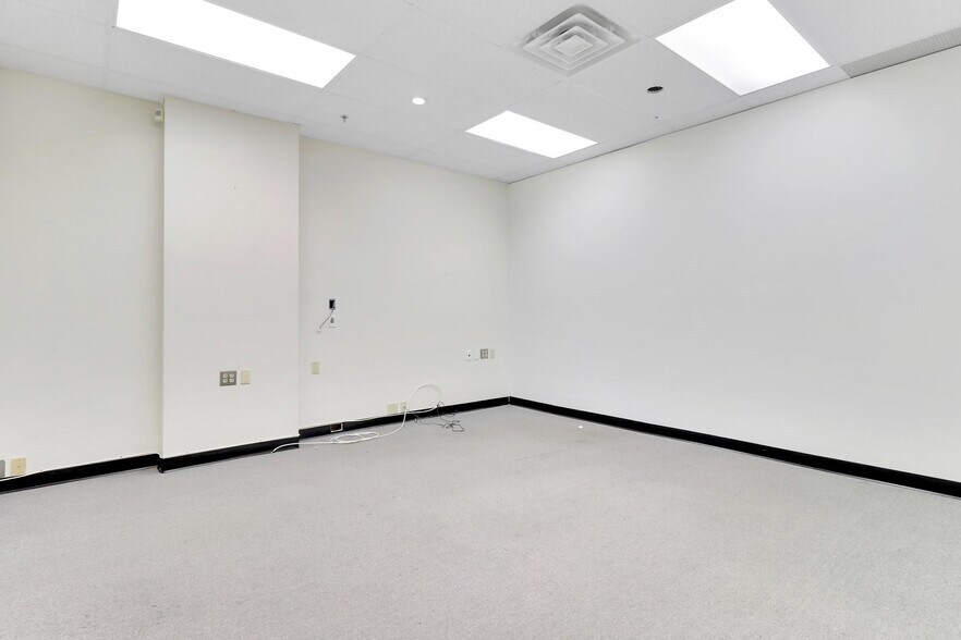 More Photos Of 40 Commercial Ave, Middletown Warehouse For Lease