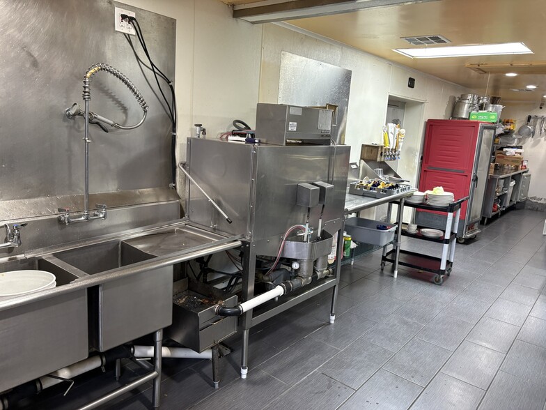 More Photos Of 915 S Neosho Blvd, Neosho Restaurant For Sale