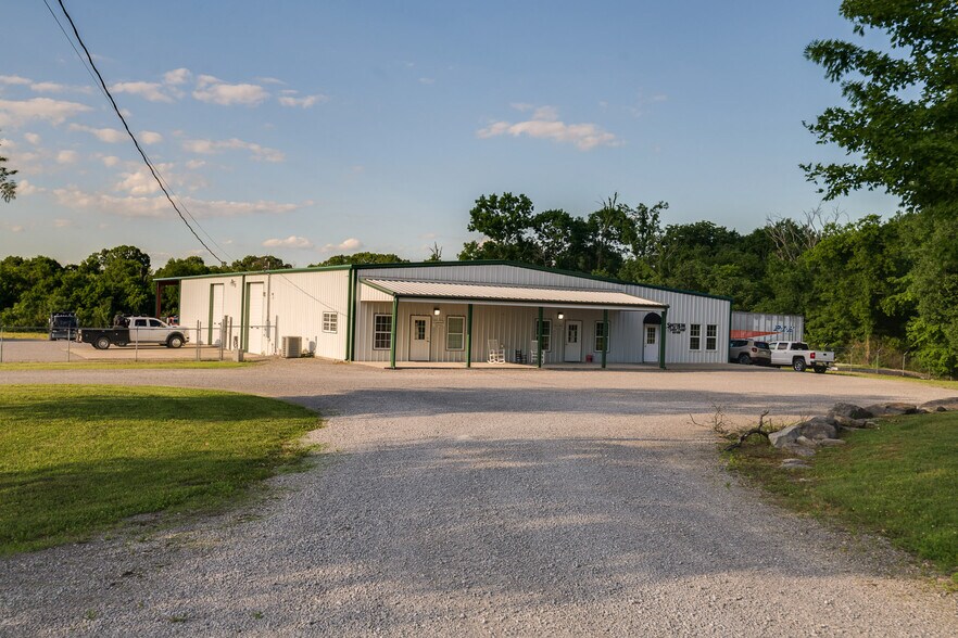 More Photos Of 2533 Highway 41A S, Shelbyville Showroom For Sale