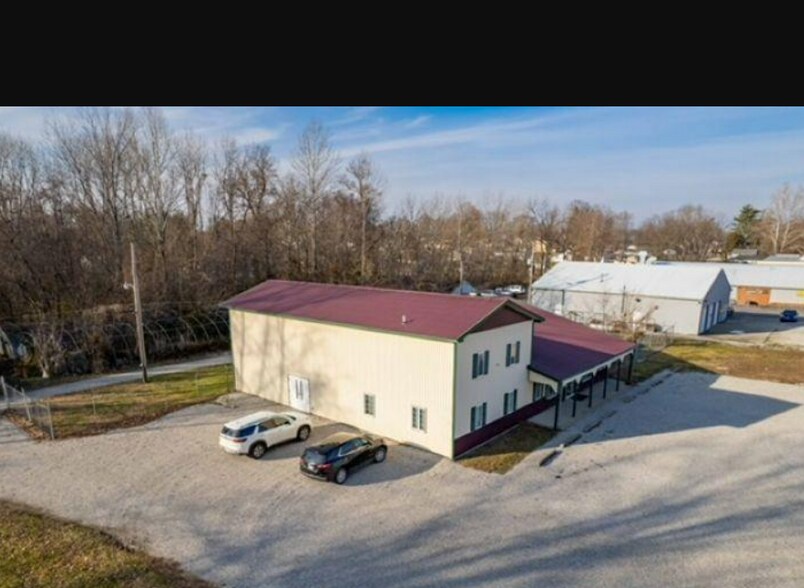 More Photos Of 584-586 S Section St, Sullivan General Retail For Sale