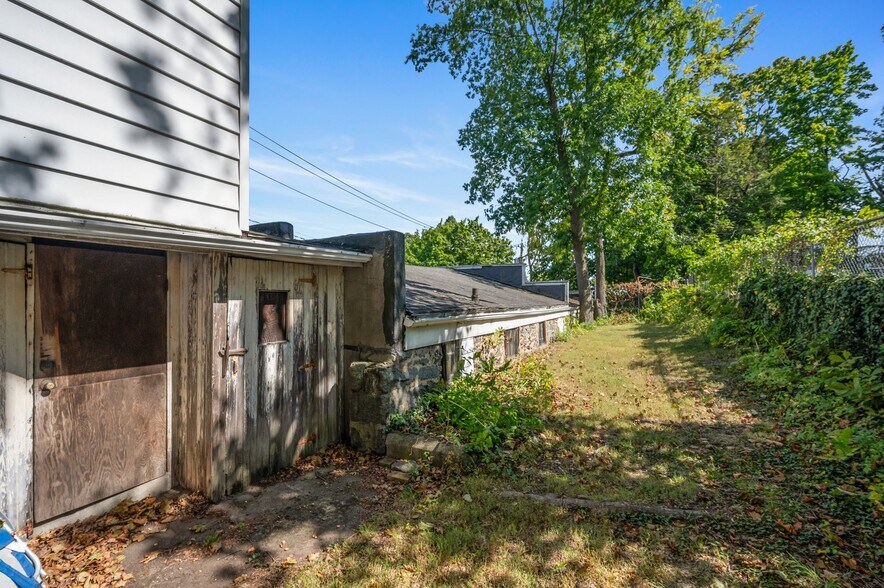 More Photos Of 1 Edgewood Ave, Greenwich Storefront Retail Residential For Lease