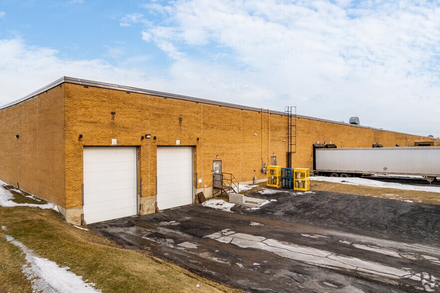 More Photos Of 800 Boul Industriel, St-Jean Warehouse For Lease