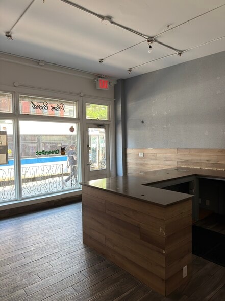 More Photos Of 86 Greenpoint Ave, Brooklyn Convenience Store For Lease