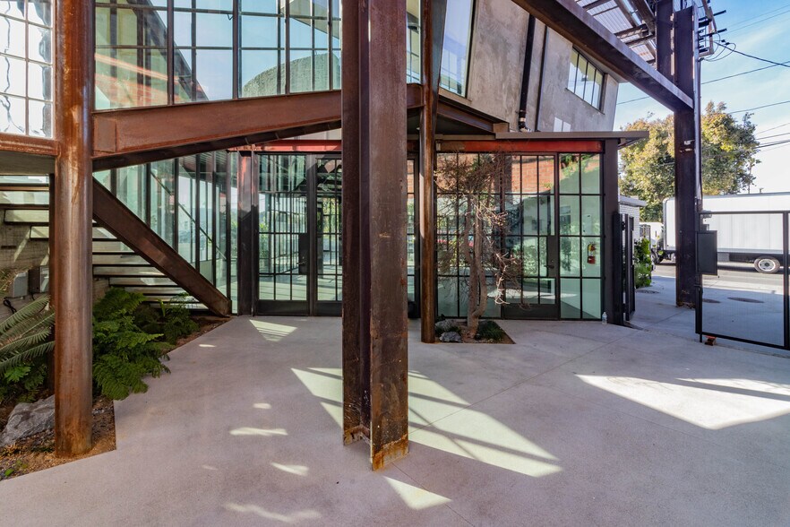 More Photos Of 3050 S La Cienega Blvd, Culver City Storefront Retail Office For Lease