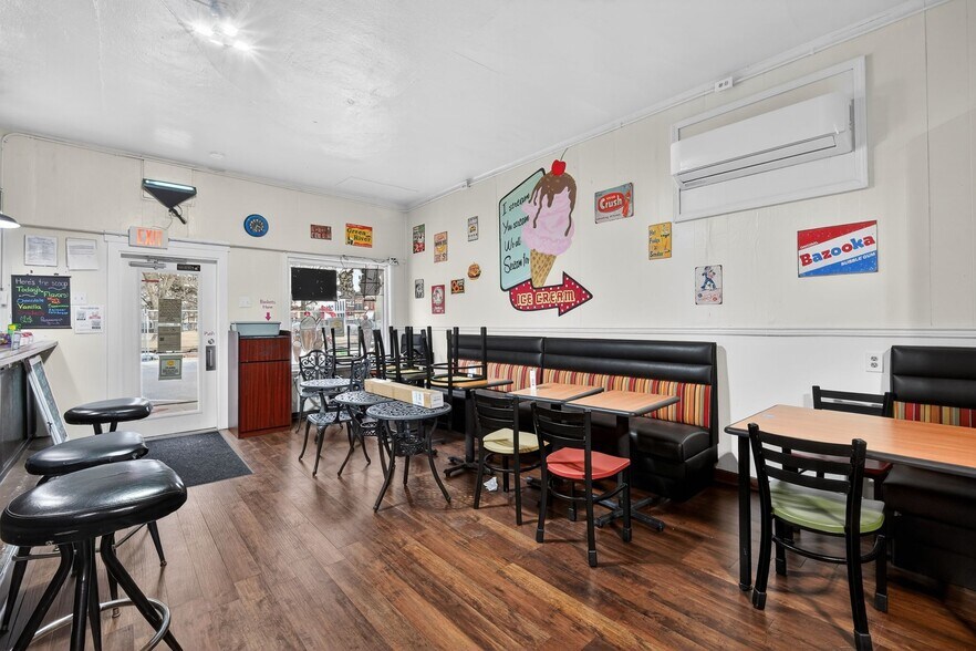 More Photos Of 124 S Fillmore St, Osceola Flex For Sale