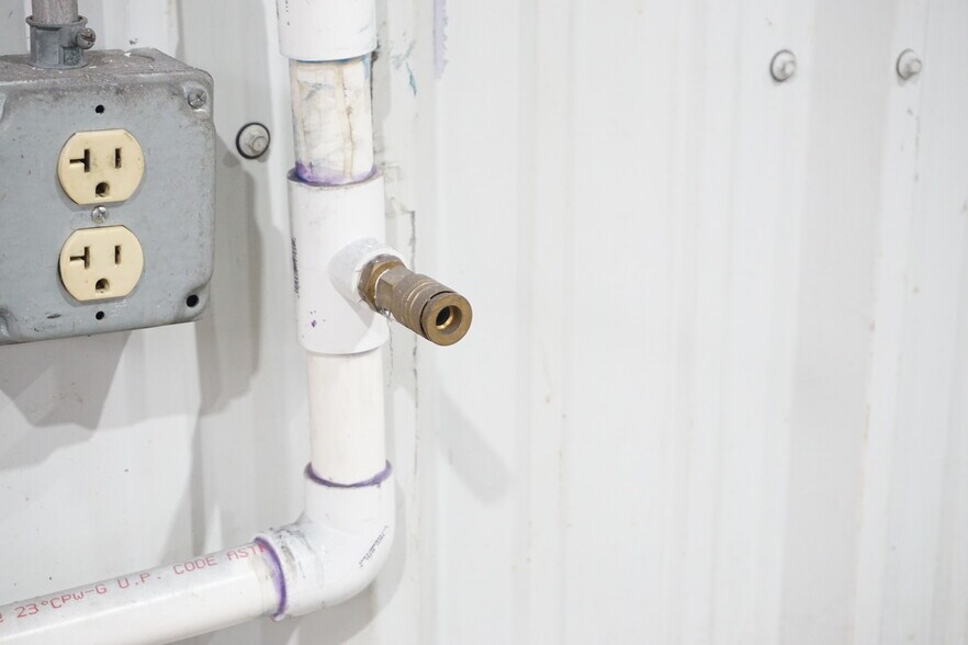 More Photos Of 5603 Northdale St, Houston Warehouse For Lease