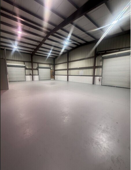 More Photos Of 913 Edwards Rd, Fort Pierce Warehouse For Lease
